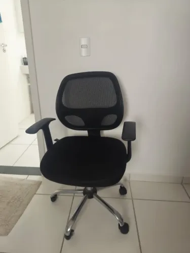 Cadeira de Escritório Giratória Estofada Com Base de Metal