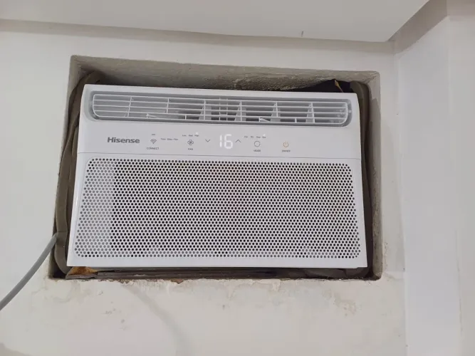 Vendo ar condicionado com poucos meses de uso da marca Hinsense, 8.500 Btus, 220v controle