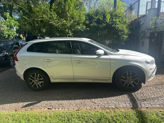 Volvo XC 60 D-5 Momentum 2.4 AWD Diesel 5P 2017