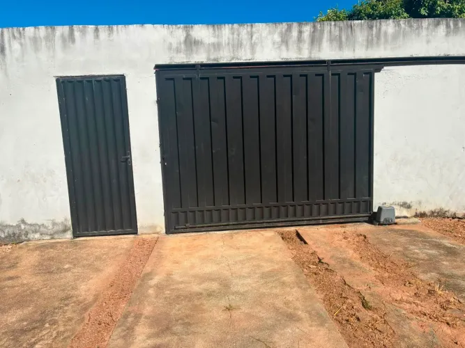 Aluga-se casa de 03 quartos 
