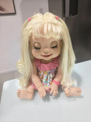 Boneca Baby Alive brincalhona loira (lançada em 2009 pela Hasbro)