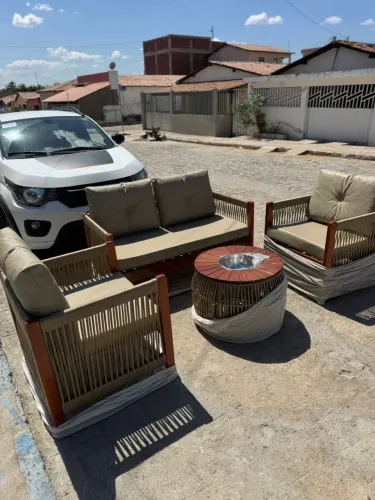 Conjunto de sofá e poltronas disponíveis em cores