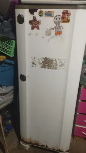 Geladeira com congelador furado