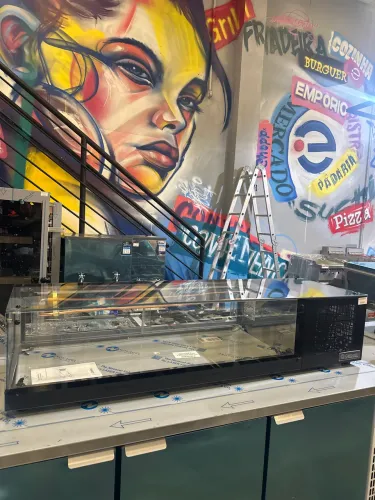 Vitrine sushi refrigerada 1.5M preta bancada Gelopar 