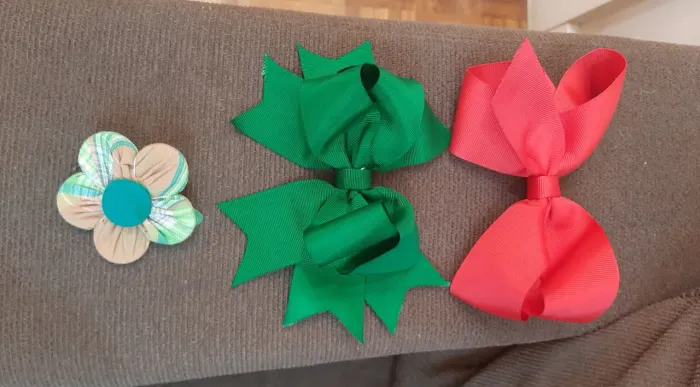 Kit com 3 peças: 2 laços de gorgurão ( vermelho e verde) e 1 presilha de algodão xadrez .