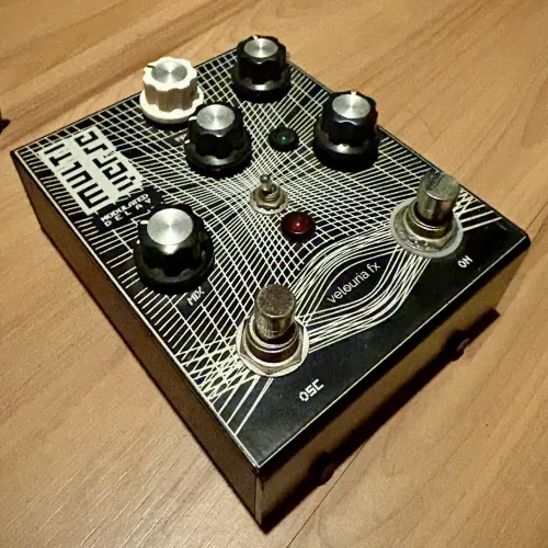 Pedal delay com modulação Multiverse Velouria