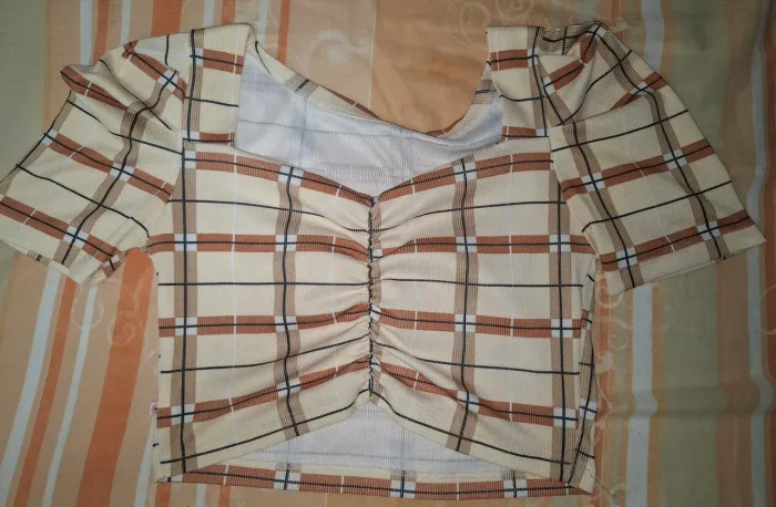 Cropped xadrez bege