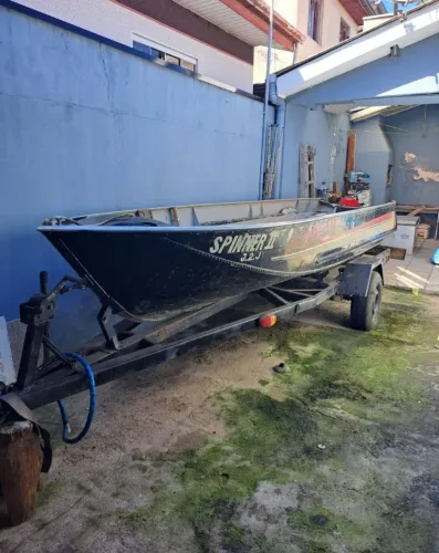 Barco de aluminio com carreta.