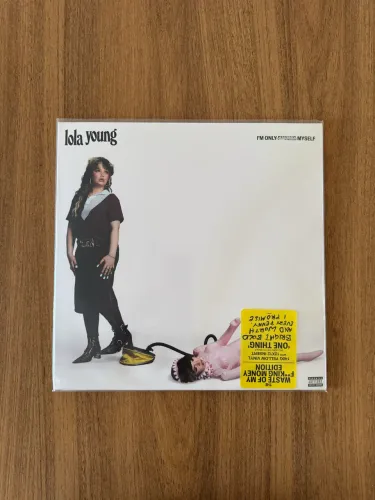 Lolla Young - I'm only f**king myself (amazon exclusive amarelo)