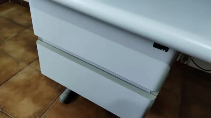 Computador com impressora e mesa de escritório 