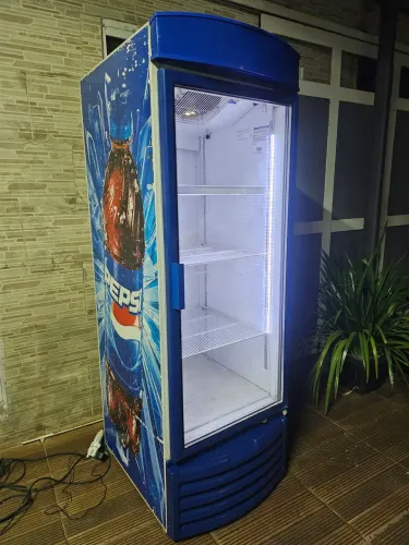 Vendo freezer Expositor bem conservado funcionando perfeitamente posso fazer a entrega 