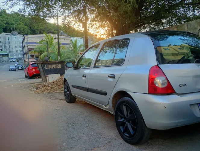 Renault Clio Hi-flex 1.0 16V 5P 2011