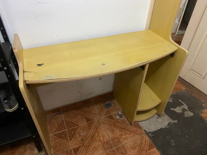 Mesa de computador para doação