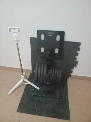 30kg de anilhas, suporte de anilhas, 2 barra de halter, presilhas, balança digital, tripé 