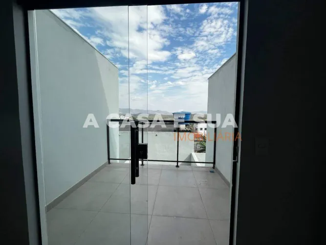 Casa Geminada 3 quartos, sendo 2 suítes, 4 banheiros, 2 sacadas, 2 vagas de garagem