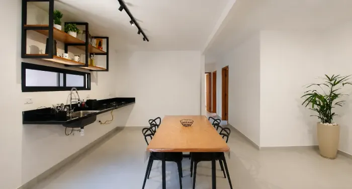 Mesa de jantar com quatro cadeiras e prateleira estilo industrial