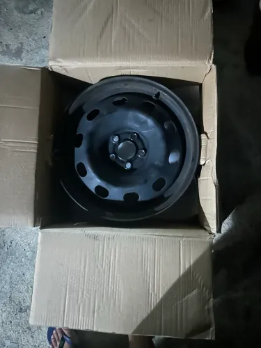 Rodas de ferro com as calotas do t-cross aro 16 somi nova