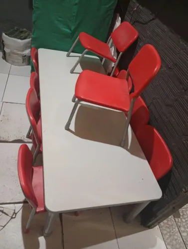 Mesa e cadeiras escolares