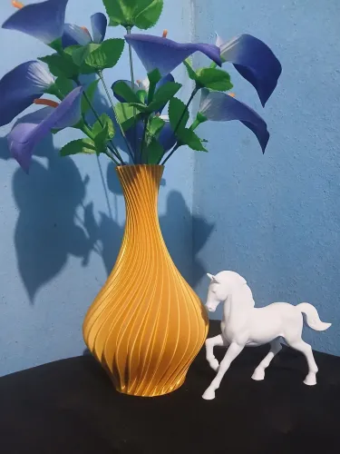 Kit decoração: vaso pvc,3d 24×14 A.D aprx.+ cavalo pvc,3d 15×12 C.A+ flores artificial,