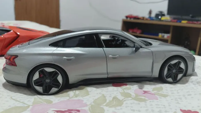 Miniatura Audi RS e-tron GT 2022 1:18 Bburago - Prata" ou "Gris Metal
