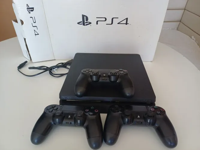 Vendo PS4 com controles e alguns jogos
