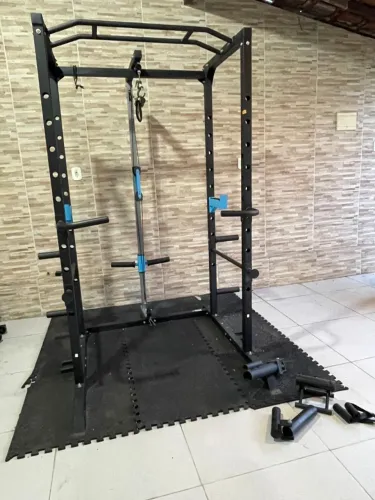 Power Rack multifuncional com monocross, polias e diversos acessórios (barras, pesos, etc)