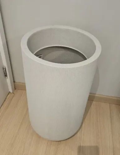Vaso Fringe Cilíndrico Cinza Japi - Polietileno · 62 × 33 cm