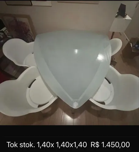 Mesa triangular de vidro e pés cromados Tok Stok 1450,00