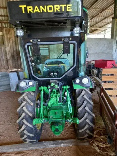 Trator compacto Jhon Deer modelo 3036EN Gabinado com ar condicionado