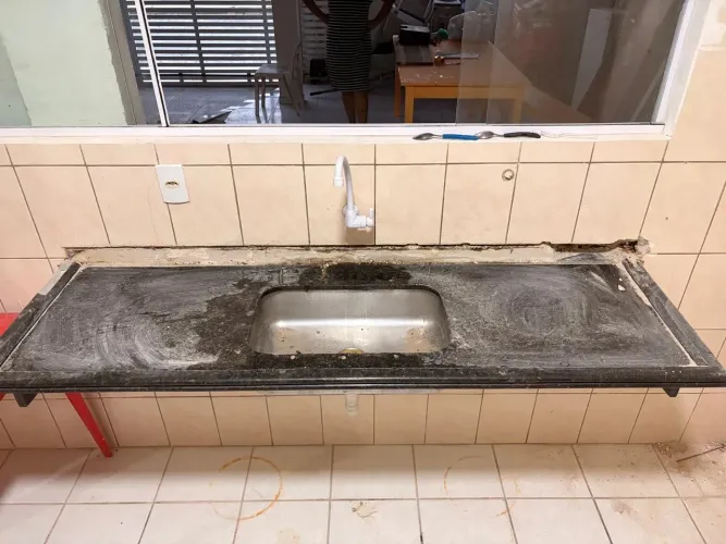 Vende-se pia cozinha em mármore com cuba