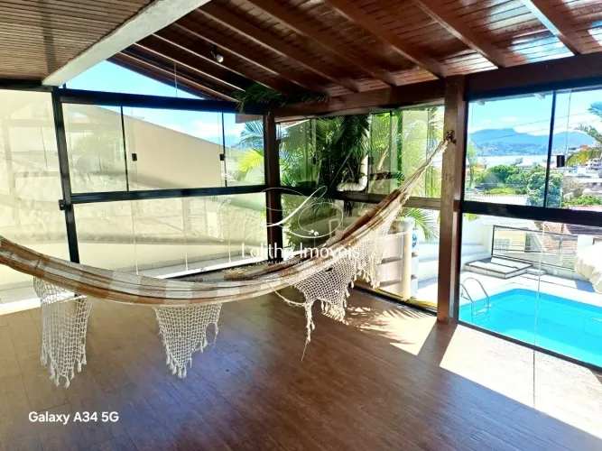 Casa à Venda com 5 quartos no Bairro Abraão, em Florianópolis/SC.