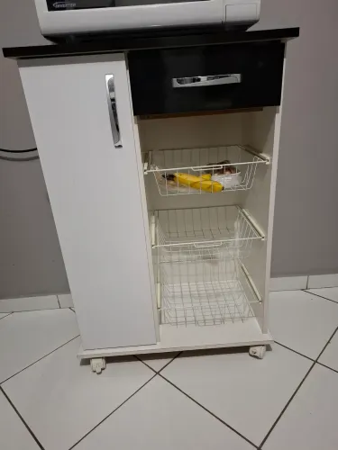 Vendo fruteira com mesa para micro-ondas e rodinhas.