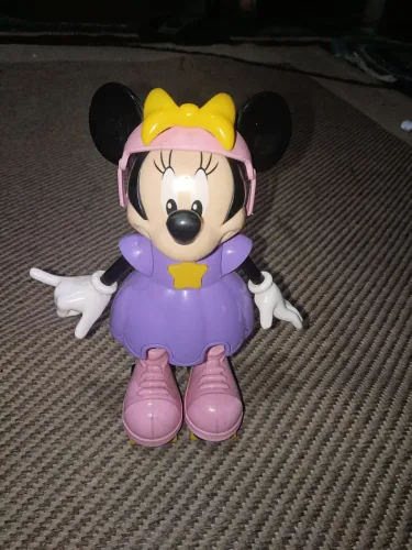 Boneca Minie patinadora da Elka. Emite frases e sons.