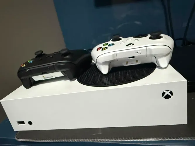 Xbox series S + 2 CONTROLES(com baterias) + base carregadora e cooler