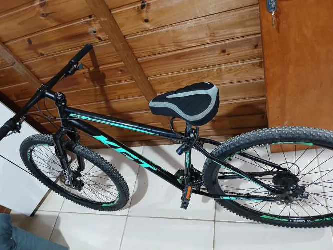 Bicicleta com roda de 29 polegadas, com cadeado e capa de assento novos.