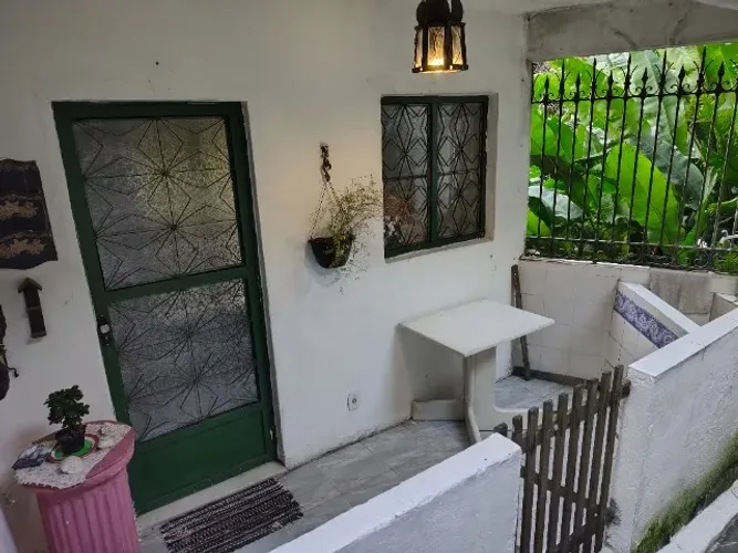Casa em Santa Teresa, próx. Largo dos Guimarães com 1 quarto, sala, varanda e muito verde
