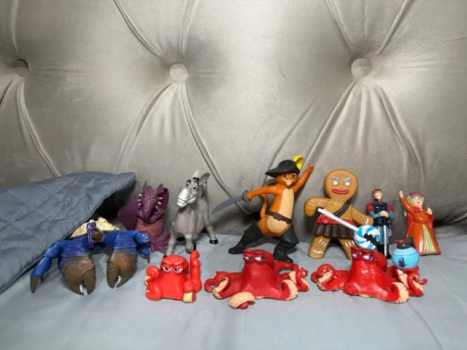 Brinquedos variados - sherek, moana, procurando dory