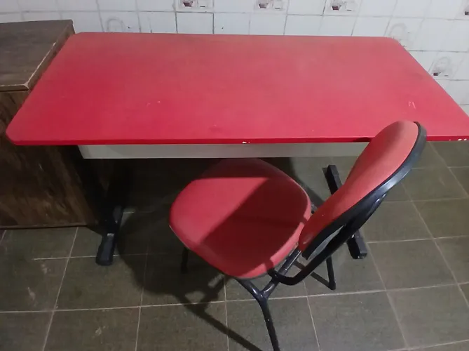 Mesa rosa com a cadeira