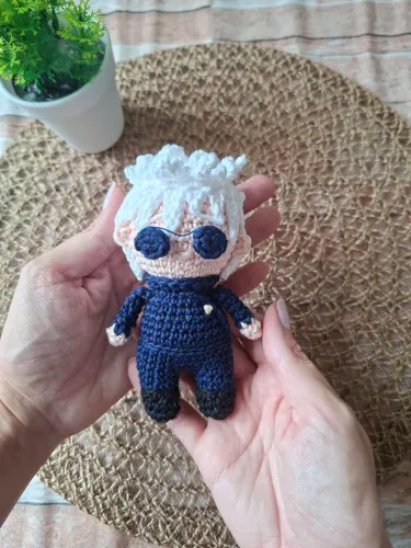 Satoru Gojo de crochê amigurumi