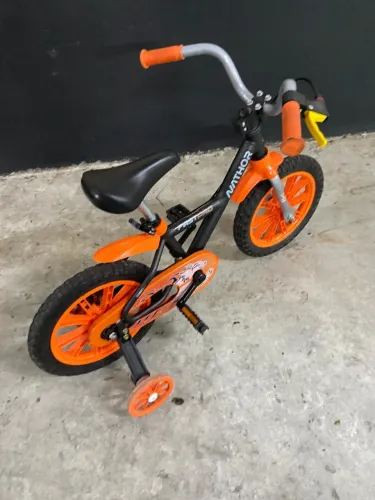? Bicicleta Infantil First Pro com Rodinhas - Conservada