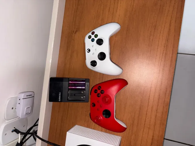 Xbox series s com dois controles