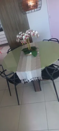 Mesa laqueada off-White com pés de madeira