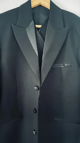 Traje preto elegante
