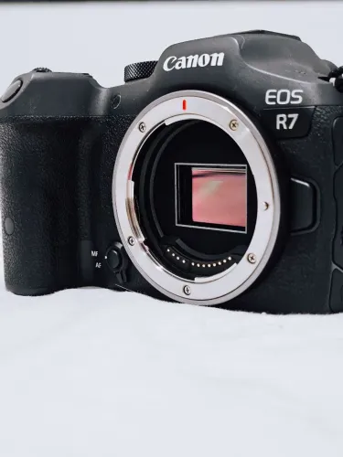 Canon R7 + Lente Kit 18-150mm(Apenas 5k Clicks) estado de nova.
