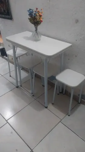 Mesa dobrável,com 4 banqueta em ótimas condições FAÇO ENTREGA 