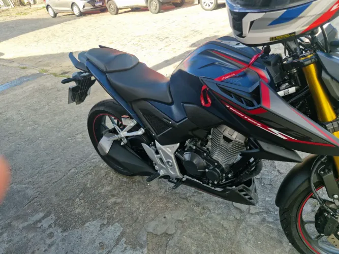 Vendo a nova CB Twister 2027 com suspensão invertida com 35 KM rodado