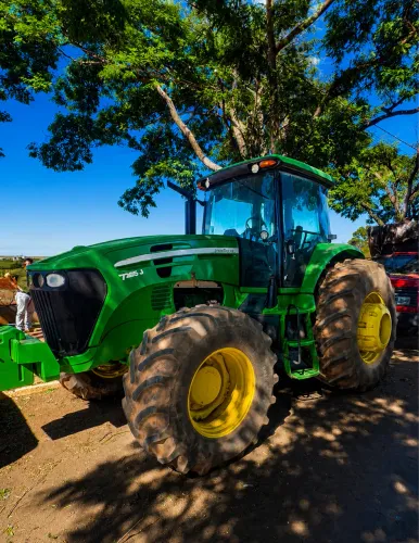 Vende-se Trator de Pneu John Deere 7205J 4x4 Gabinado ano: 2012