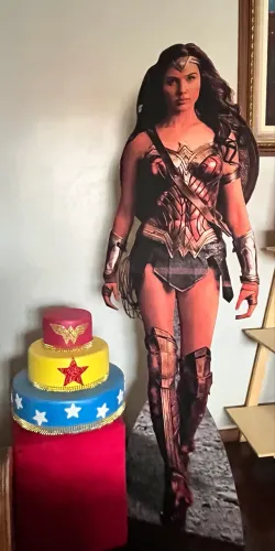 Mulher maravilha- maquete de bolo e totem