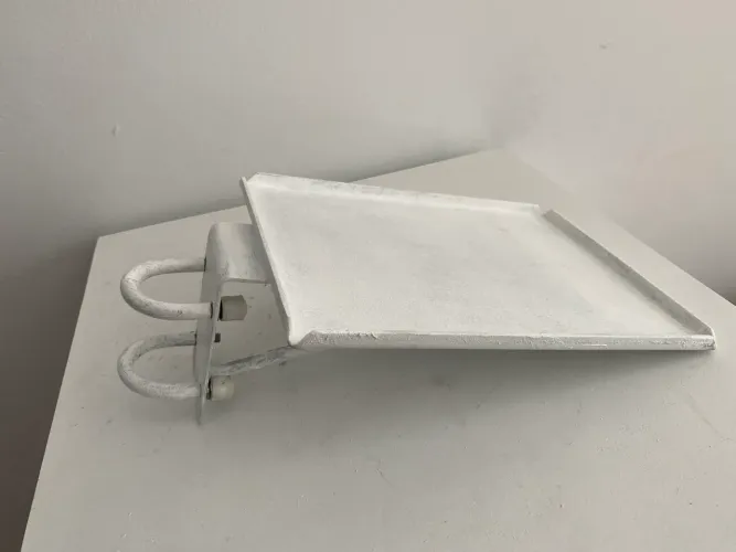 Suporte prateleira para haste equipamento informática ou periferico