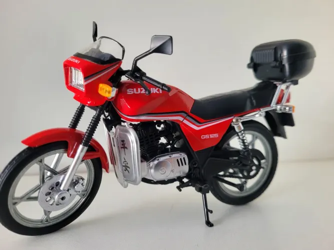 Miniatura de moto Suzuki escala 1/12